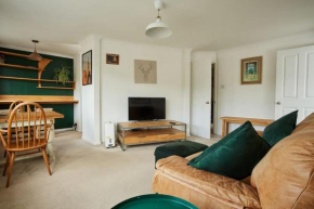 Premium Central Stroud Apartment with Parking x2